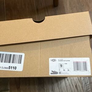 New in box Ugg Super Fluff size 9